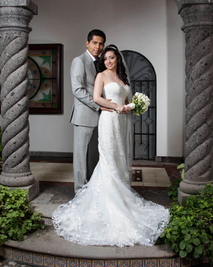 Foto de boda entre las columnas