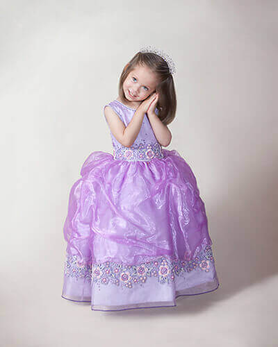 Fotografía de niña de 3 años con vestido morado
