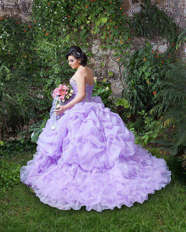 Fotografía de quince años en el jardín