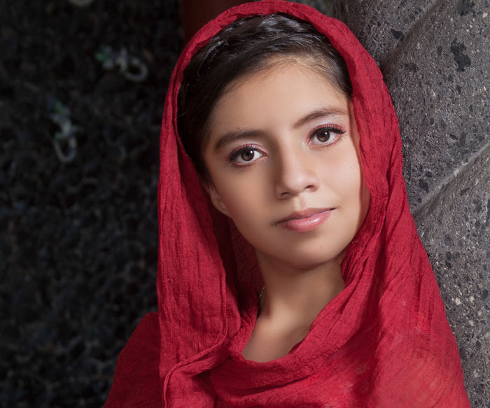 Fotografía de retrato de señorita con ropa roja en medio cuerpo